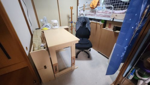 机と本棚と椅子