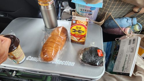 コンビニパンとおにぎり