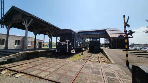 隣の公園に車両展示