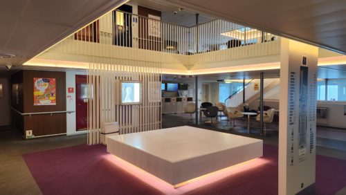 ラウンジ中央の広場