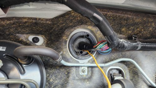 車内への配線取り込み