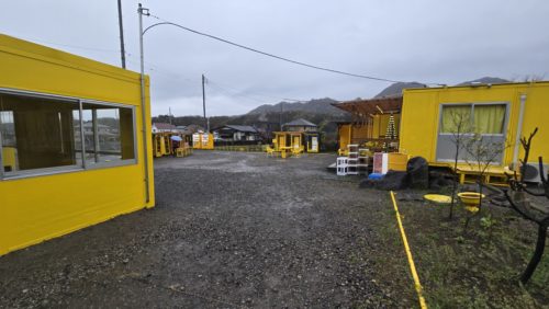 駐車場からみた全景