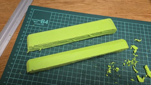 カットしたほうを縦に半分にカット