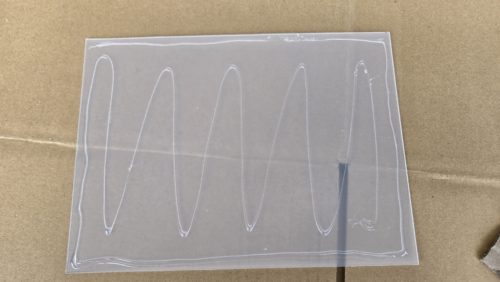 接着剤の図。このままで貼り付けても伸ばしてから接着してもOK