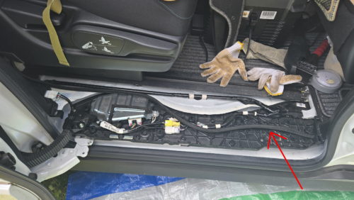 右セカンドシートの配線部分