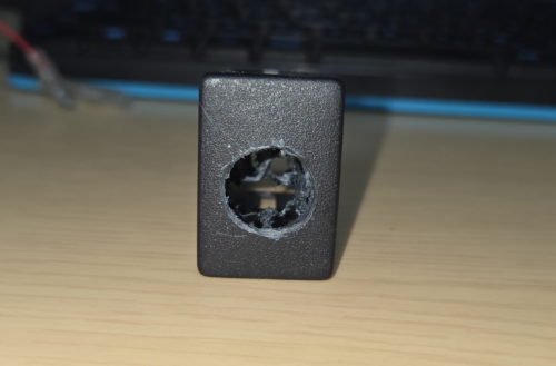 Φ13.5mmで穴あけ