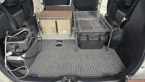 メッシュカーゴとLOWケース（設置途中）