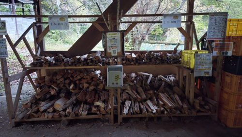 薪売り場(24時間）　バンガローからは10分弱の上り坂