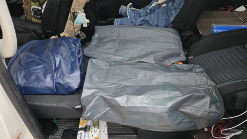 背中部分にクッション横並べ