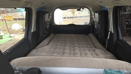 エアマットを膨らませる