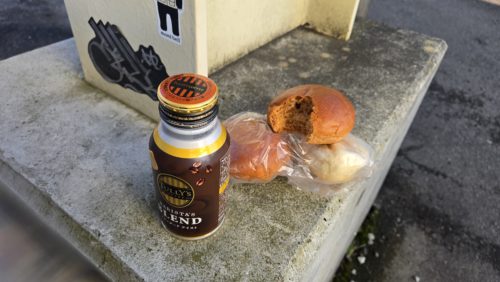 朝食:手持ちの黒糖ロールとバターロール