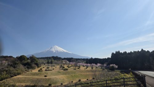 寺入り口からの富士山